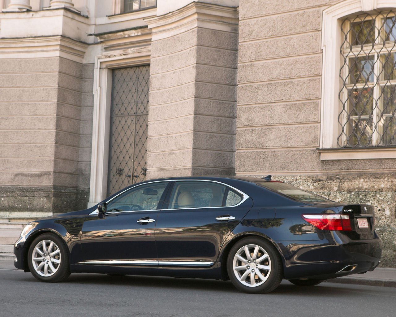 Lexus LS Desktop Wallpaper