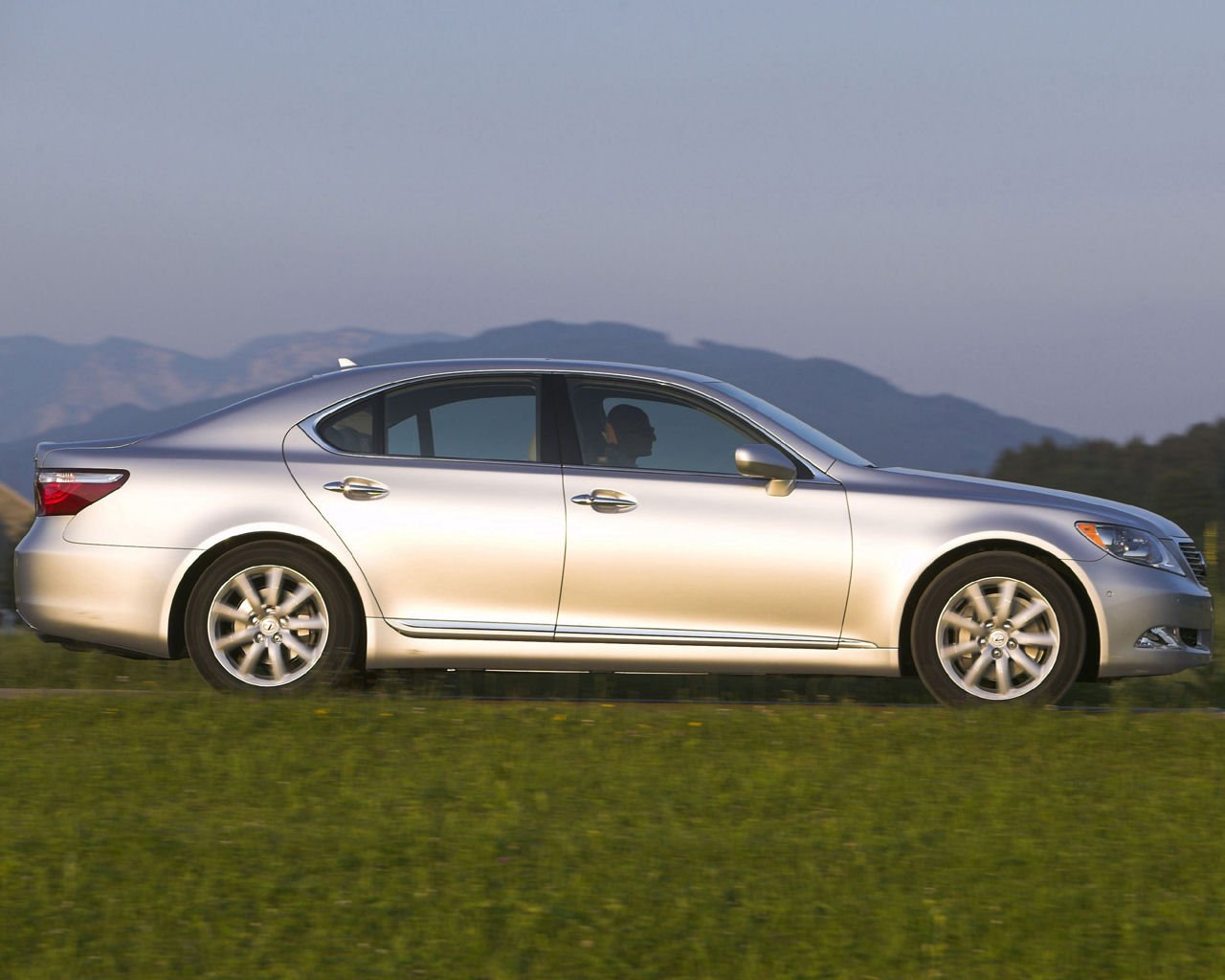 Lexus LS Desktop Wallpaper