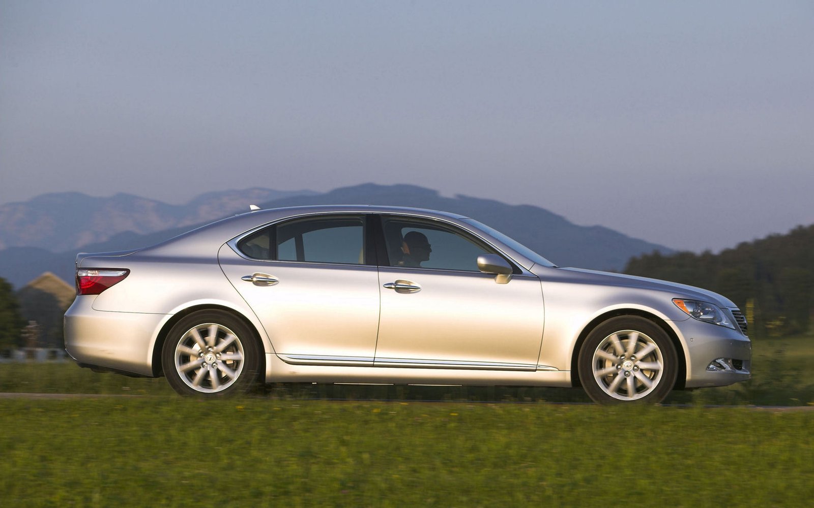 Lexus LS Desktop Wallpaper