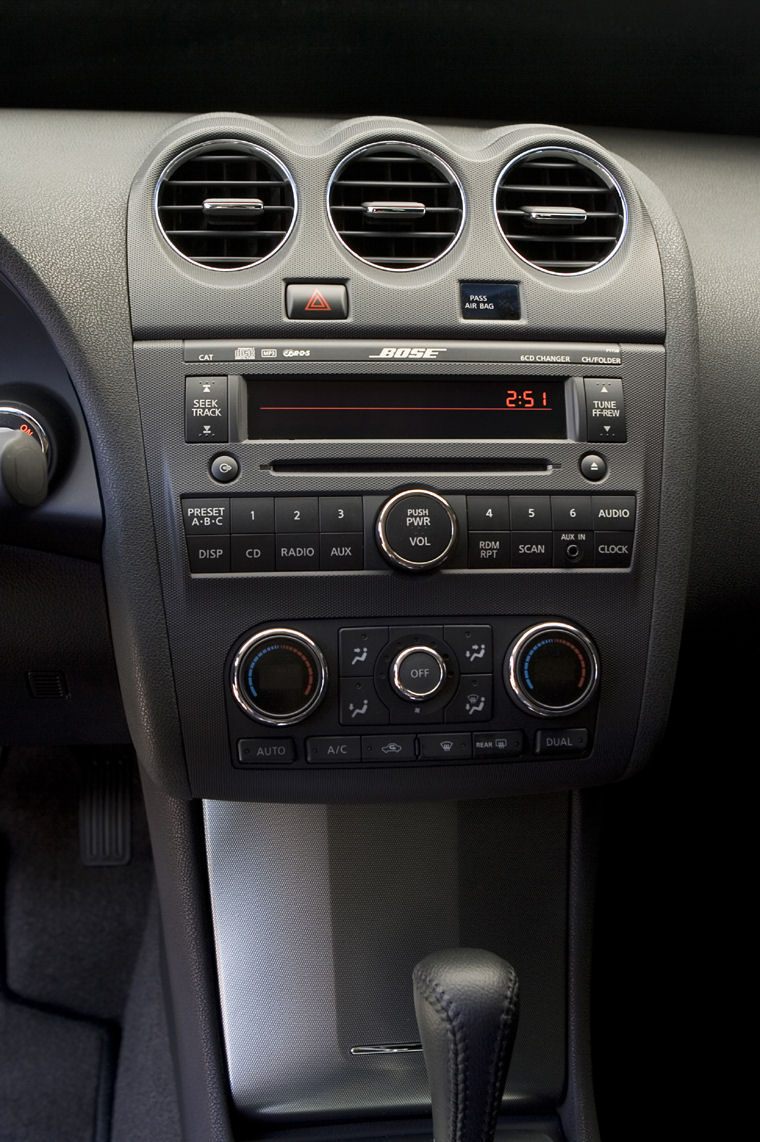 2009 Nissan Altima Coupe Center Stack Picture