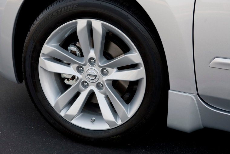 2010 Nissan Altima 3.5 SR Rim Picture