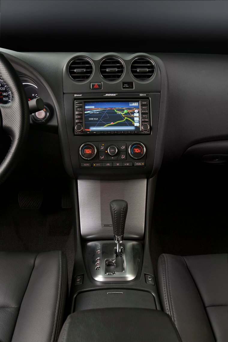 2010 Nissan Altima Sedan Center Stack Picture