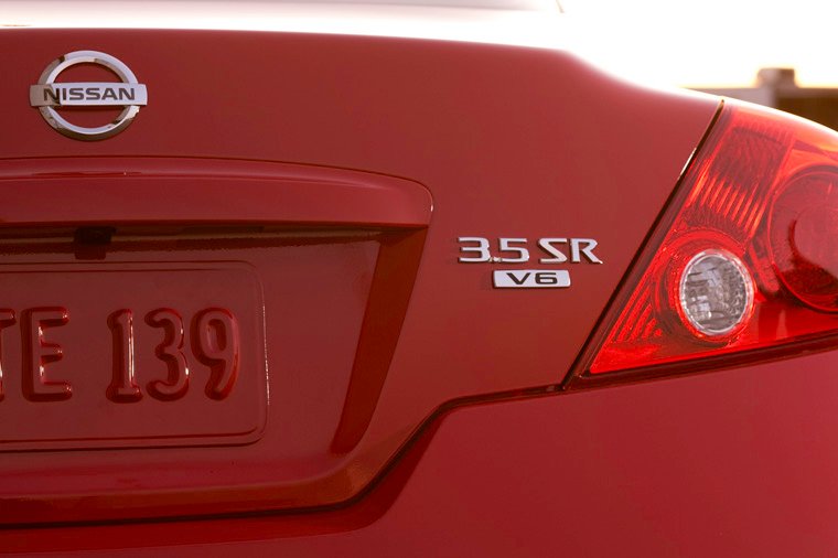 2010 Nissan Altima Coupe 3.5 SR Tail Light Picture