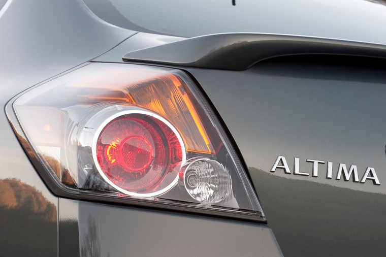2010 Nissan Altima Hybrid Tail Light Picture
