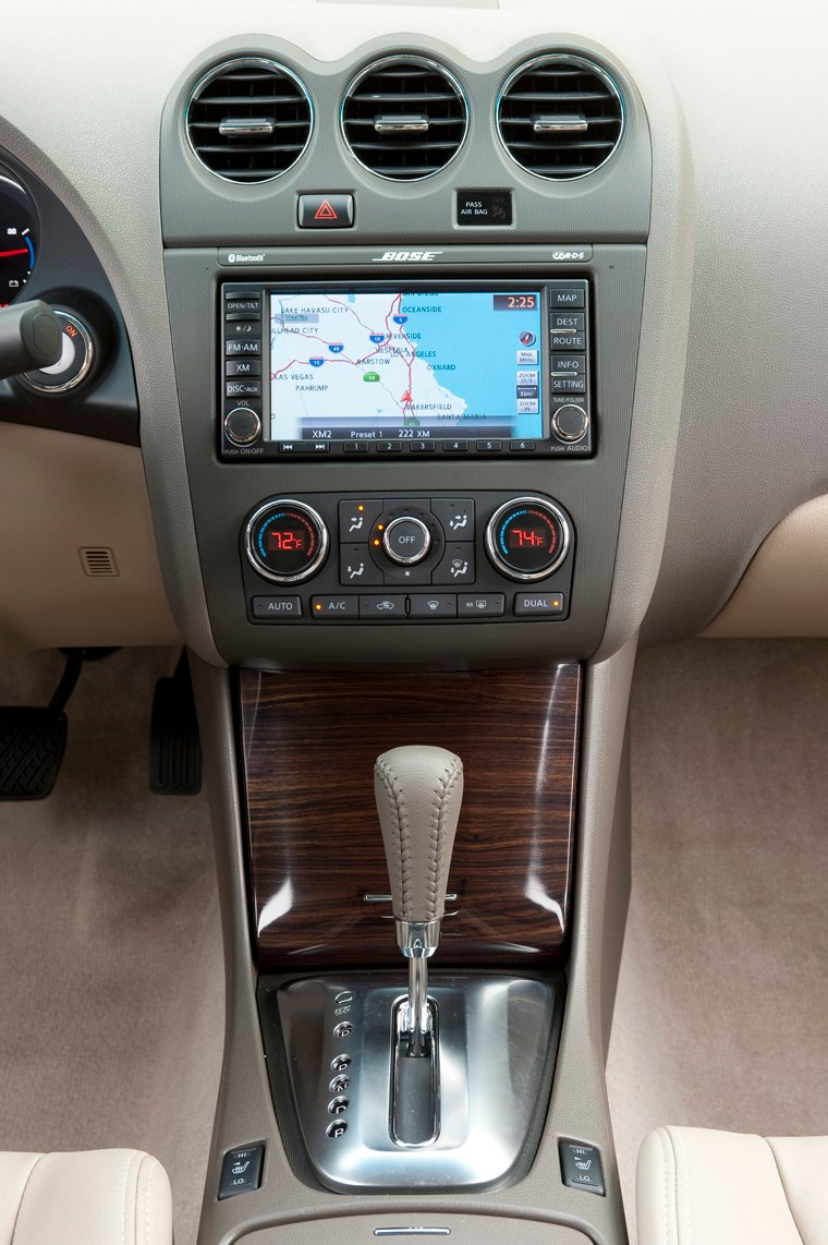 2010 Nissan Altima Hybrid Center Stack Picture