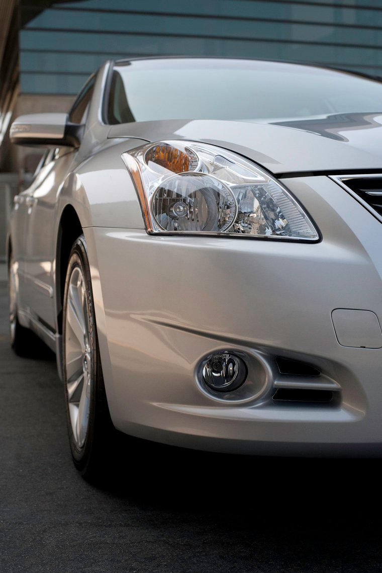 2010 Nissan Altima 3.5 SR Headlight Picture