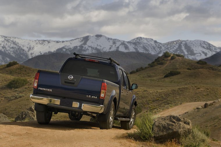 2010 Nissan Frontier Crew Cab LE Picture