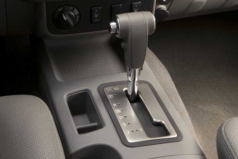 2010 Nissan Frontier Crew Cab LE Gear Lever Picture