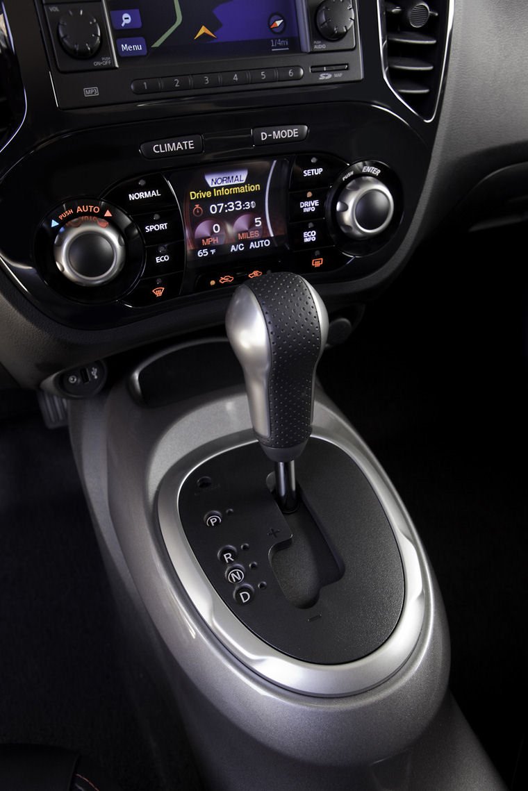 2011 Nissan Juke Center Console Picture