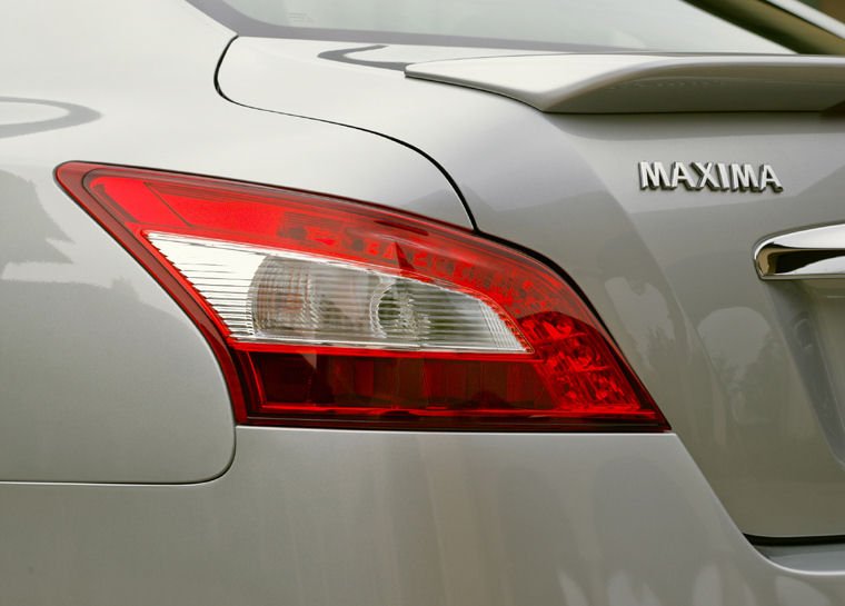 2010 Nissan Maxima Rearlight Picture