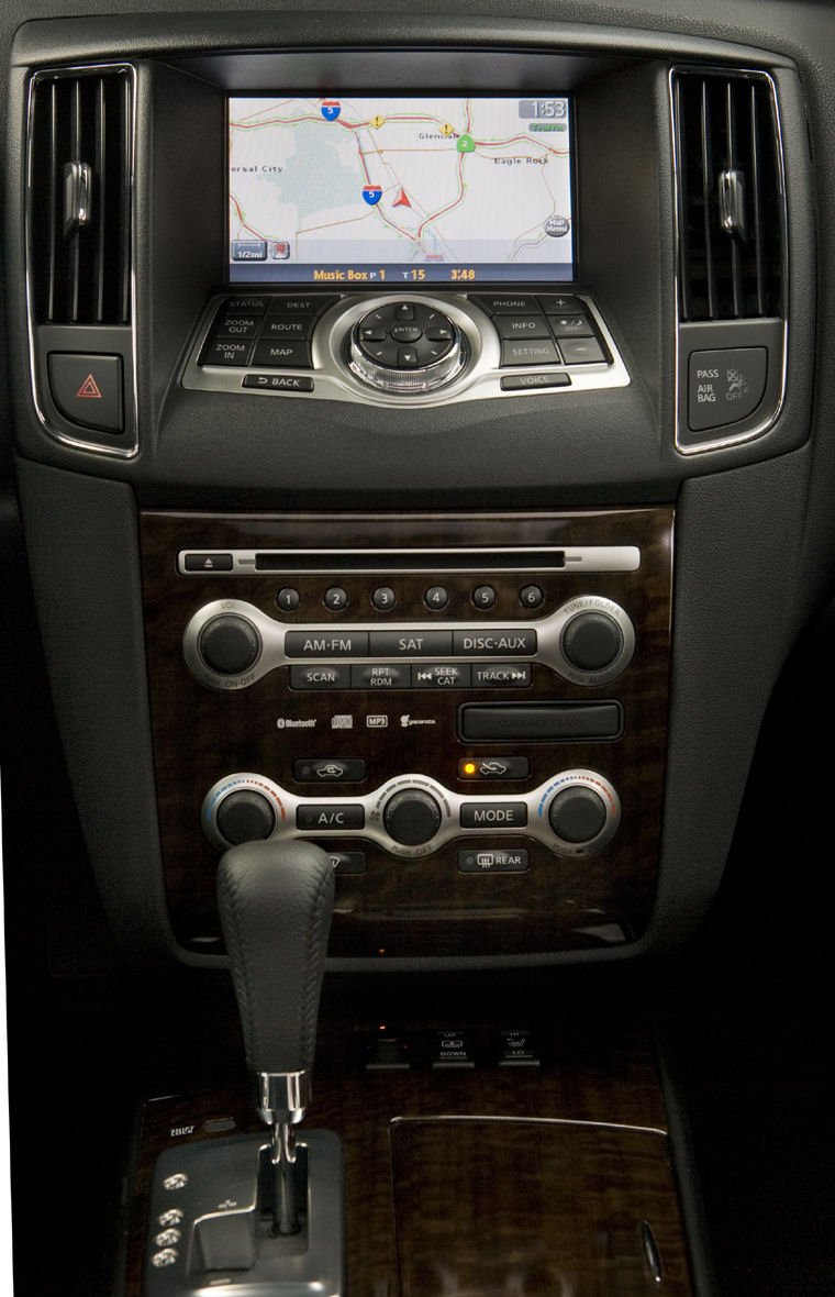 2010 Nissan Maxima Center Dash Picture
