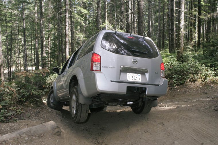 2005 Nissan Pathfinder SE Picture