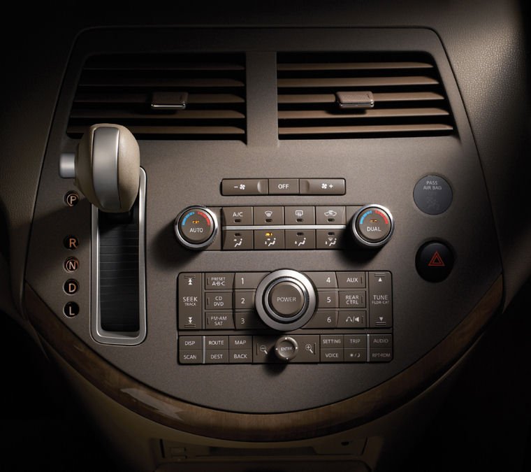 2008 Nissan Quest 3.5 SL Center Stack Picture