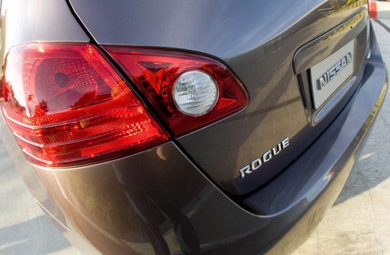 2010 Nissan Rogue Tail Light Picture