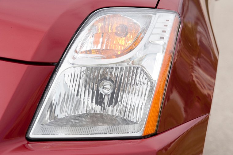 2010 Nissan Sentra 2.0 SL Headlight Picture