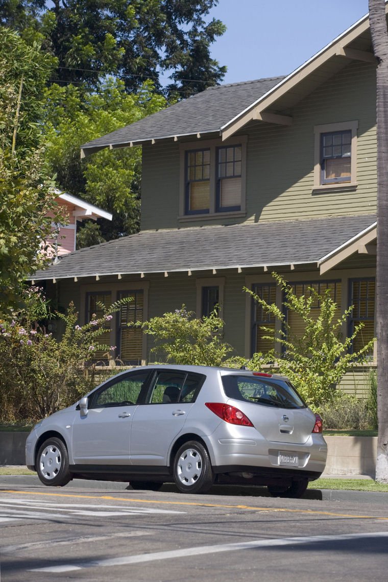 2009 Nissan Versa Hatchback Picture