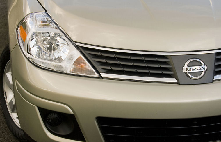 2009 Nissan Versa Sedan Headlight Picture