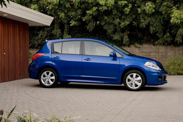 2010 Nissan Versa 1.8 SL Hatchback Picture