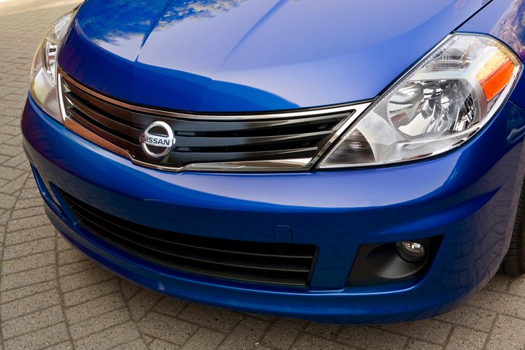 2010 Nissan Versa 1.8 SL Hatchback Headlight Picture
