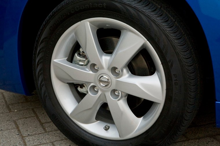 2010 Nissan Versa 1.8 SL Hatchback Rim Picture
