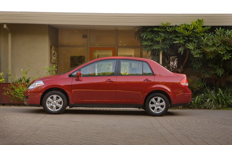 2010 Nissan Versa 1.8 SL Sedan Picture
