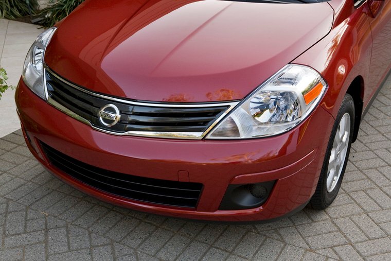 2010 Nissan Versa 1.8 SL Sedan Headlight Picture