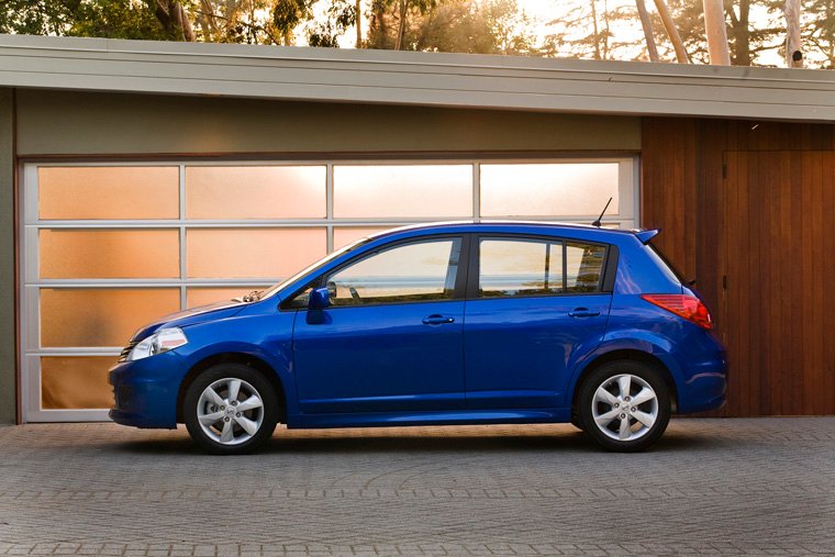 2010 Nissan Versa 1.8 SL Hatchback Picture