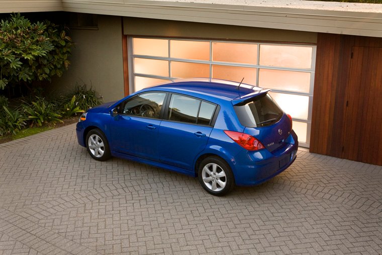 2010 Nissan Versa 1.8 SL Hatchback Picture