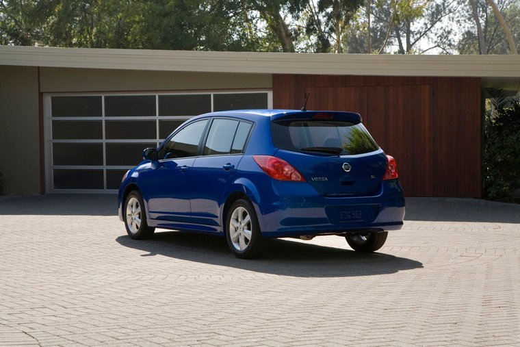 2010 Nissan Versa 1.8 SL Hatchback Picture