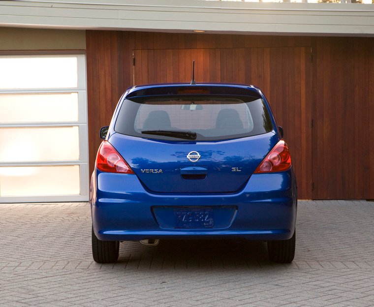2010 Nissan Versa 1.8 SL Hatchback Picture