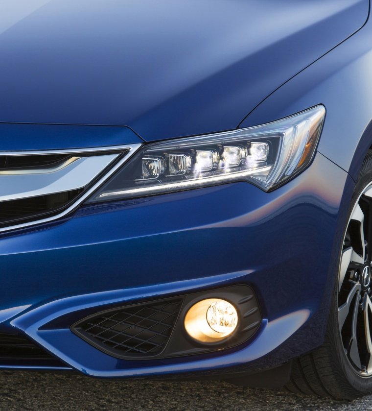 2017 Acura ILX Sedan Headlight Picture