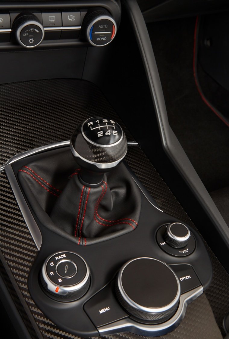 2017 Alfa Romeo Giulia Quadrifoglio Gear Lever Picture