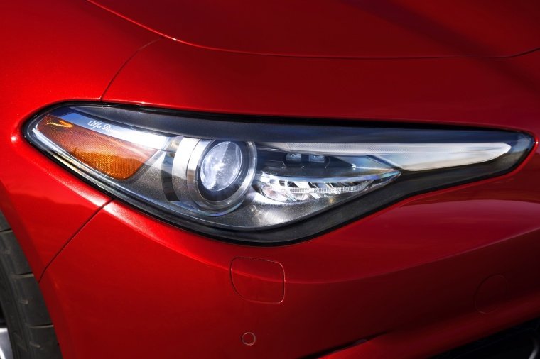 2018 Alfa Romeo Giulia Quadrifoglio Headlight Picture