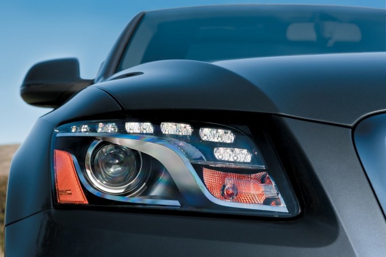 2011 Audi Q5 3.2 Quattro Headlight Picture
