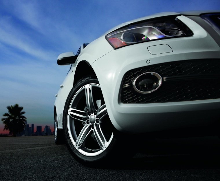 2012 Audi Q5 3.2 Quattro S-Line Headlight Picture