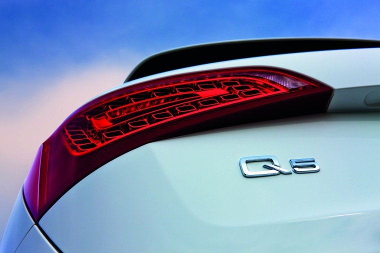2012 Audi Q5 3.2 Quattro S-Line Tail Light Picture