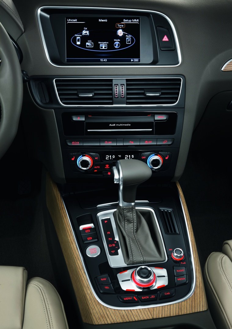 2013 Audi Q5 2.0 TFSI Quattro Center Stack Picture
