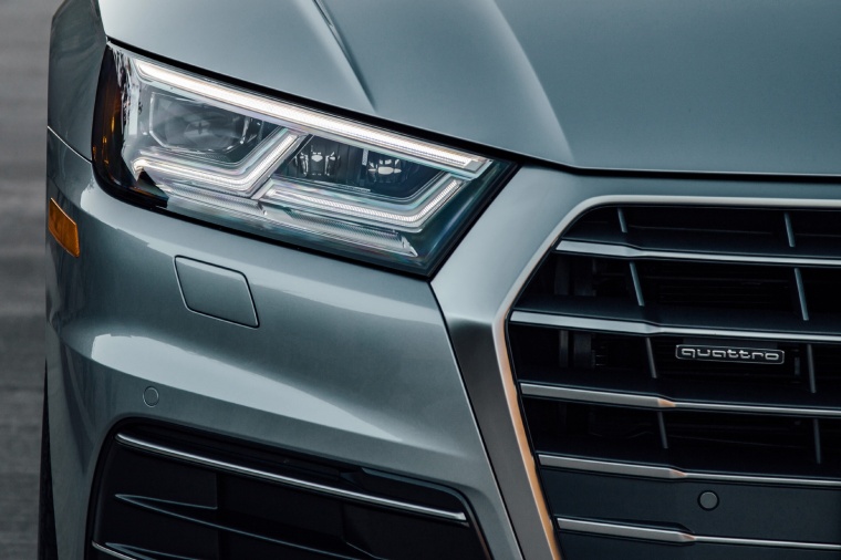 2018 Audi Q5 quattro Headlight Picture