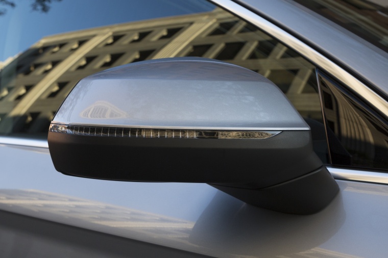 2018 Audi Q5 quattro Door Panel Picture
