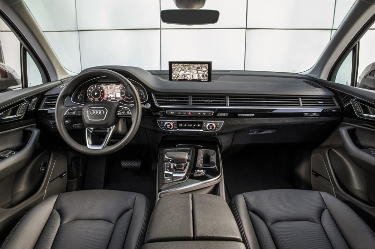 2018 Audi Q7 3.0T quattro Cockpit Picture