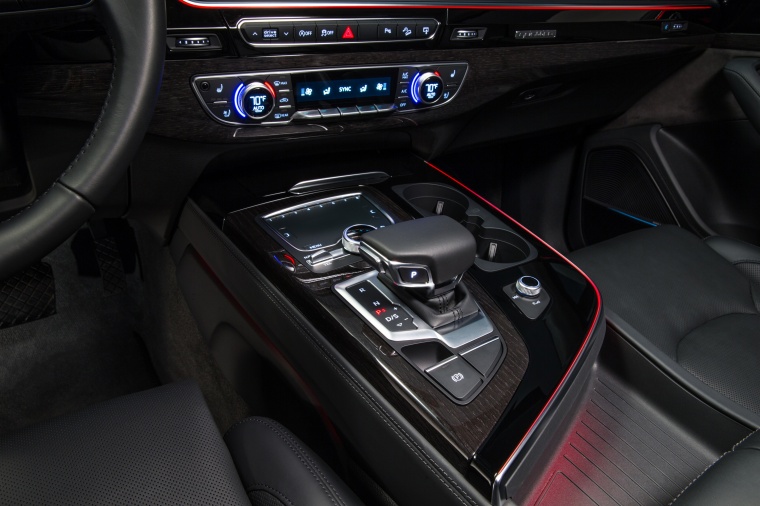 2018 Audi Q7 3.0T quattro Center Console Picture