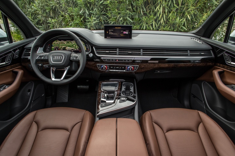 2018 Audi Q7 3.0T quattro Cockpit Picture