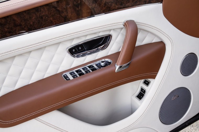 2018 Bentley Bentayga Door Panel Picture