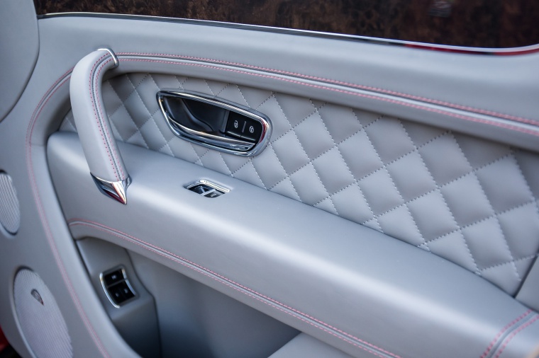 2019 Bentley Bentayga Door Panel Picture