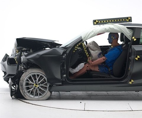 2017 BMW 2-Series Coupe IIHS Frontal Impact Crash Test Picture