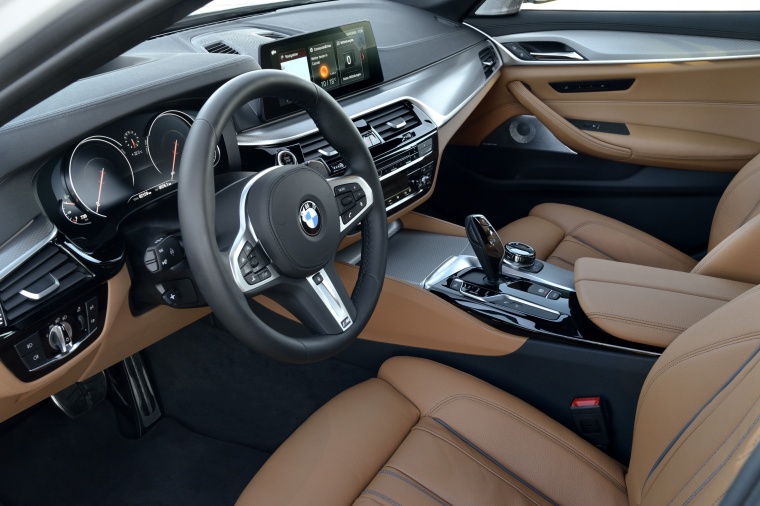 2018 BMW 540i Sedan Front Seats Picture