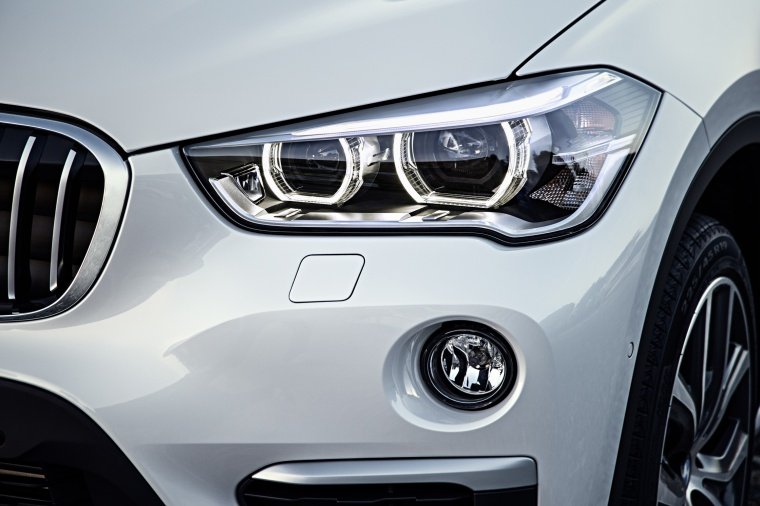 2019 BMW X1 xDrive28i Headlight Picture