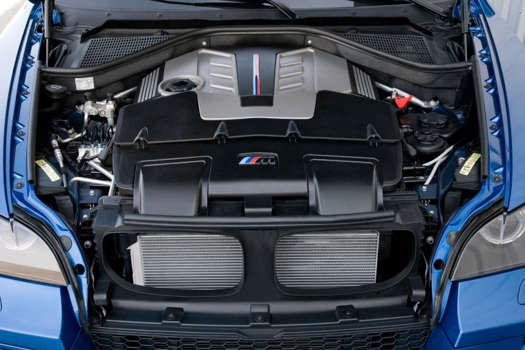 2013 BMW X5 M 4.4-liter V8 twin-turbocharged Engine Picture