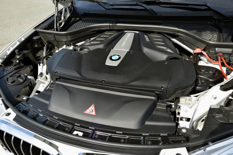 2015 BMW X5 xDrive50i 4.4-liter twin-turbocharged V8 Engine Picture