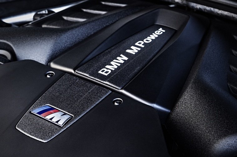 2017 BMW X5 M 4.4-liter V8 twin-turbocharged Engine Picture